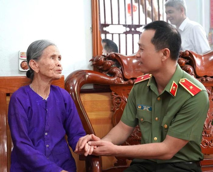 Thiếu tướng Tô Anh Dũng, Giám đốc Công an tỉnh Thanh Hoá (nay đồng chí là Chủ tịch UBND tỉnh Thanh Hóa) ân cần thăm hỏi, động viên bà Lê Thị Đam, vợ liệt sĩ Phạm Đình Dân, ở thôn Hoàng Đồng, xã Triệu Sơn (Thanh Hóa) vào ngày 20/7/2026.