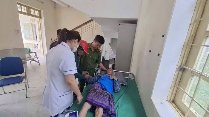 Công an xã Pha Long kịp thời tìm thấy cụ bà 81 tuổi bị ngã trên nương trong đêm mưa.