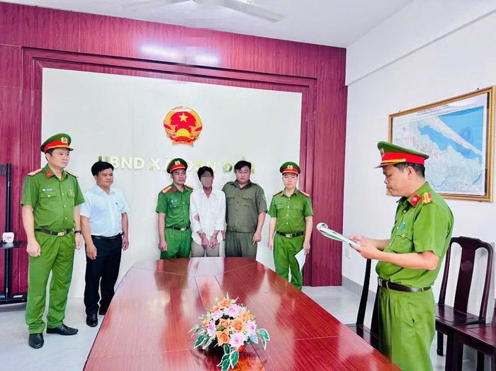 Cơ quan Công an đọc lệnh bắt tạm giam T.S về hành vi "Hiếp dâm".