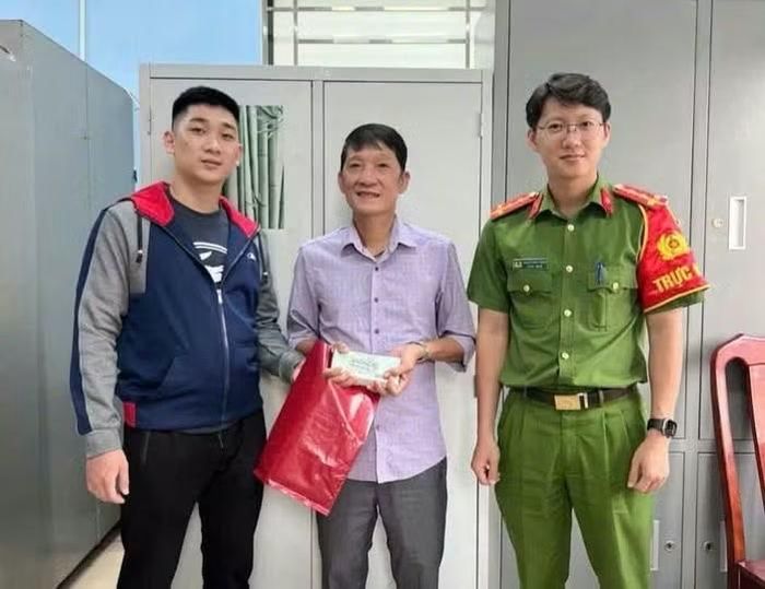 Anh Hoàng Quang Minh trao trả lại 70 triệu đồng và giấy tờ cho anh Nguyễn Hải Sơn.
