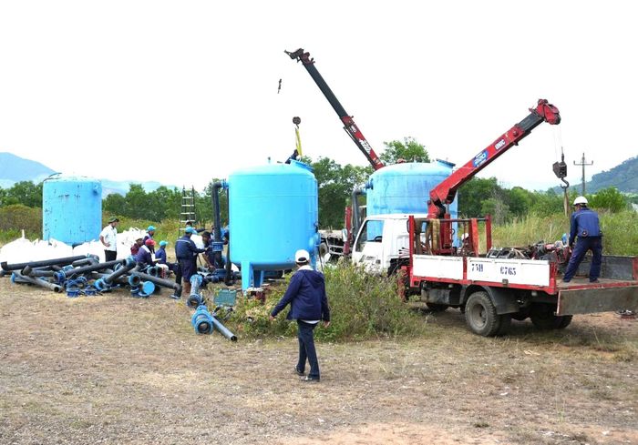 Lắp đặt trạm xử lý nước cơ động lấy nước từ hồ Thủy Yên.