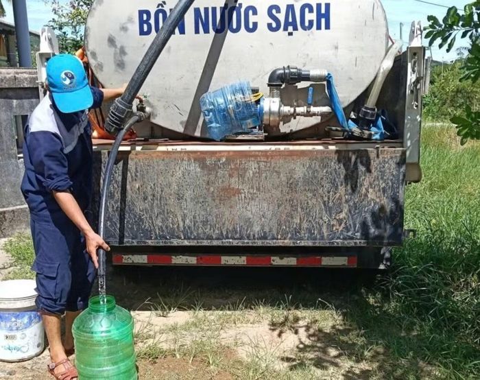 Xe bồn tiếp tế nước sạch cho người dân ở xã Chân Mây – Lăng Cô, TP Huế.