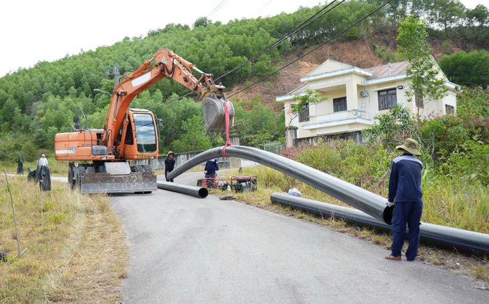 Nhiều tuyến đường ống được khẩn trương lắp đặt, đấu nối để đưa nước sạch về cho người dân.