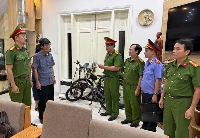 Cơ quan CSĐT Công an TP Huế đọc lệnh bắt tạm giam Hà Xuân Hậu (người thứ 2 từ trái sang).