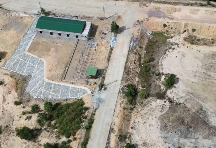 Các hố chôn lấp rác bỏ hoang, cỏ dại mọc um tùm.