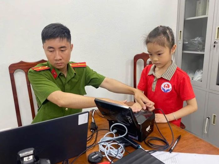 Công an cấp xã thu nhận hồ sơ cấp căn cước và tài khoản định danh điện tử, hướng dẫn người dân cài đặt VNeID.