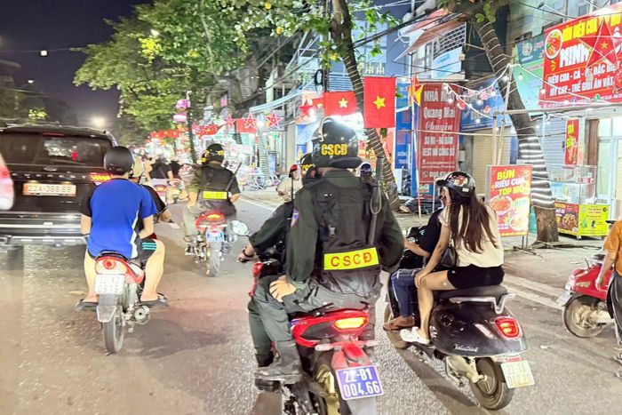  Các chiến sĩ Cảnh sát cơ động tăng cường tuần tra bảo đảm ANTT vào buổi tối. 