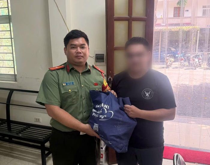 CBCS Công an phường trao trả lại tài sản cho người bị rơi.