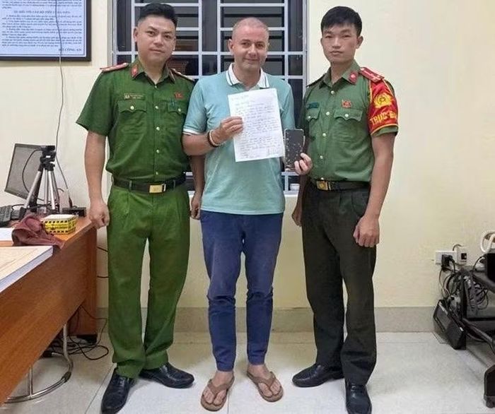Anh DZIARKACH ALIAKSANDR cảm ơn lực lượng Công an xã đã giúp anh tìm lại được chiếc điện thoại bị mất.