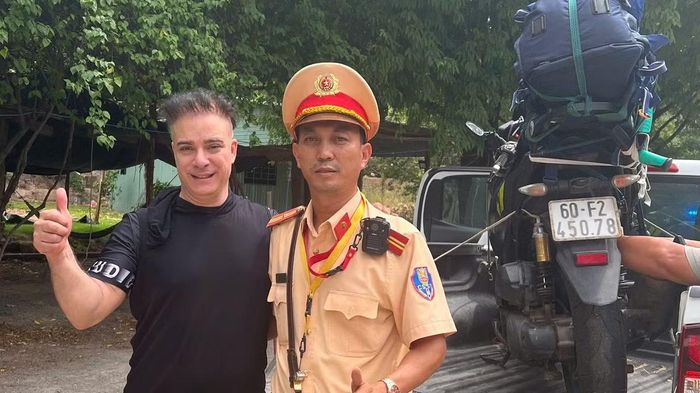 CSGT đã liên hệ xe ô tô bán tải hỗ trợ chở ông HasRouny Eddie cùng xe máy về Đà Lạt.
