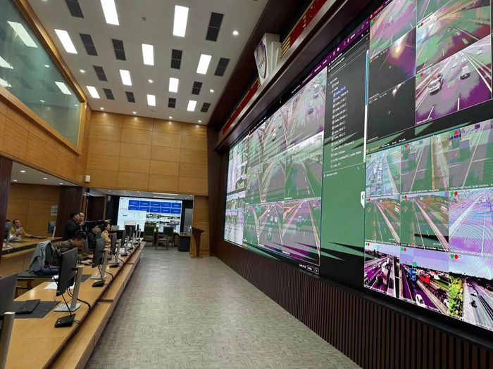 Lực lượng CSGT sử dụng camera AI trong bảo đảm ANTT và an toàn giao thông.