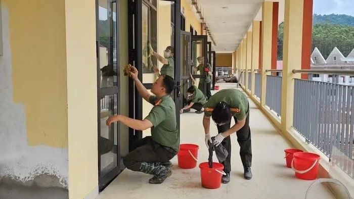 CBCS các đơn vị nghiệp vụ Công an tỉnh Lạng Sơn gấp rút dọn dẹp vệ sinh, lau dọn hành lang, cửa lớp để sẵn sàng cho các cháu học sinh đón khai giảng năm học mới.