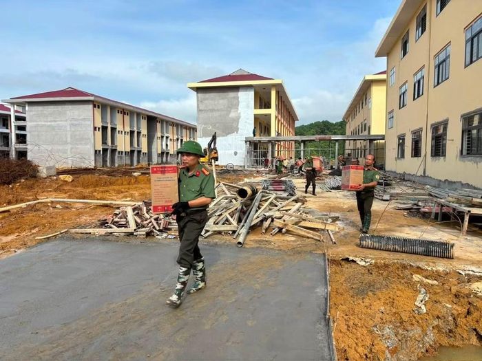 Không kể thứ Bảy, Chủ nhật hay ngày lễ, CBCS Công an tỉnh Lạng Sơn khẩn trương hỗ trợ các đơn vị thi công gấp rút hoàn thành xây trường để kịp khai giảng năm học mới 2026-2027.