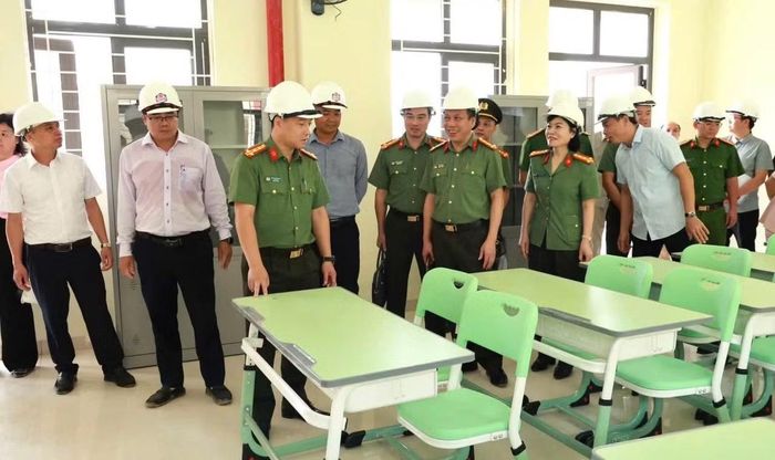  Giám đốc Công an tỉnh Lạng Sơn kiểm tra việc đầu tư mua sắm trang thiết bị học tập và kê dọn lớp học gọn gàng, sạch đẹp chuẩn bị cho các cháu học sinh bước vào năm học mới. 