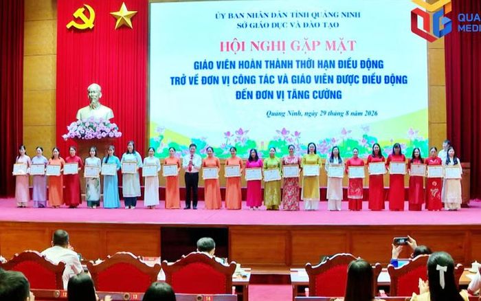 Các giáo viện nhận biểu dương, khen thưởng hoàn thành nhiệm vụ điều động công tác. Ảnh: Báo Quảng Ninh