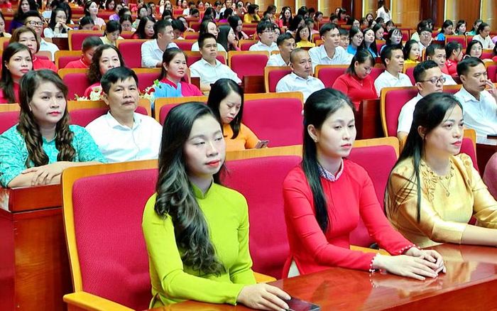 Các giáo viên tham dự Hội nghị gặp mặt giáo viên hoàn thành thời hạn điều động và giáo viên điều động đến đơn vị tăng cường. Ảnh: Báo Quảng Ninh