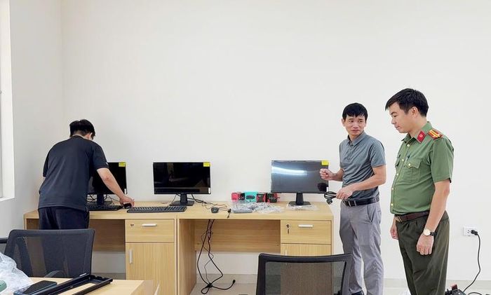 Các trang thiết bị, máy móc đang được các chuyên gia lắp đặt đồng bộ. Ảnh: Quỳnh Trang