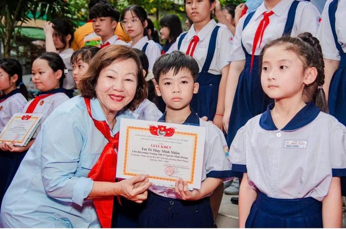Bà Tô Thị Kim Hoa, Phó Chủ tịch Hội Bảo vệ quyền trẻ em TP. Hồ Chí Minh: "Điều quan trọng nhất hiện nay là xây dựng một môi trường an toàn và tin cậy để trẻ em luôn cảm thấy rằng khi gặp nguy hiểm, các em có thể tìm đến cha mẹ, thầy cô hoặc các cơ quan bảo vệ trẻ em để được lắng nghe, hỗ trợ và bảo vệ. Trẻ cần được biết rằng các em sẽ không bị nghi ngờ, đổ lỗi hay phán xét bởi những định kiến của người lớn, mà sẽ nhận được sự đồng hành và giúp đỡ kịp thời khi cần thiết".