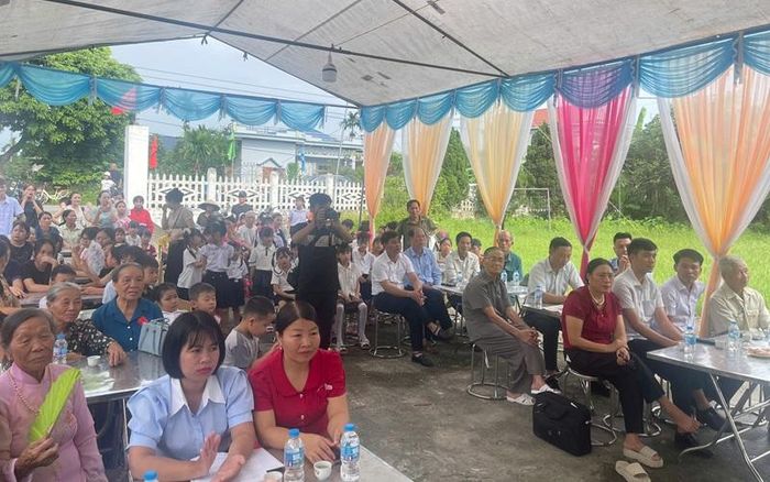 Văn nghệ chào mừng - tiết mục múa cùng những "nghệ sĩ" nhí