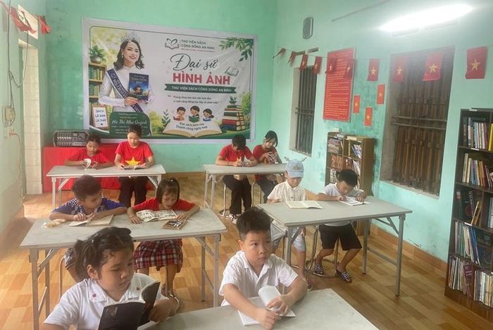 Là ông bà đọc sách cùng cháu.