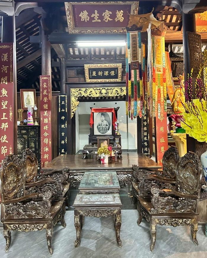 Toàn cảnh không gian thờ cụ Ưng Bàng trong phủ đệ tọa lạc 26 Tô Hiến Thành, Thành Phố Huế.