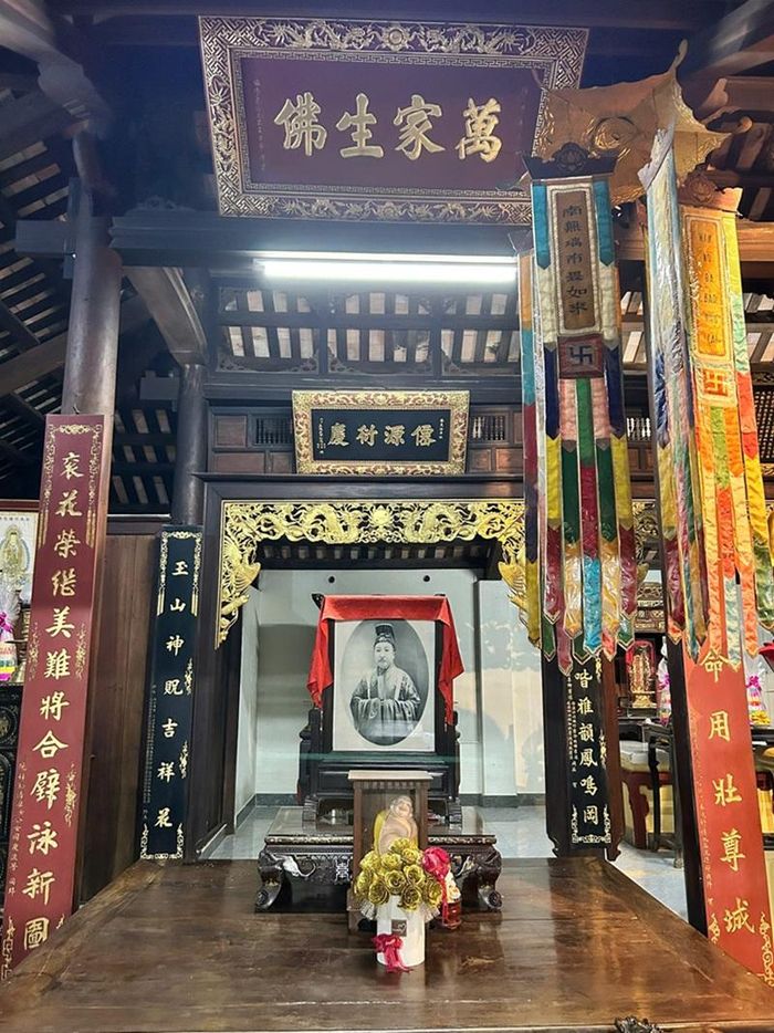 Không gian thờ tôn dung của Hiệp tá Đại học Sĩ Ưng Bàng