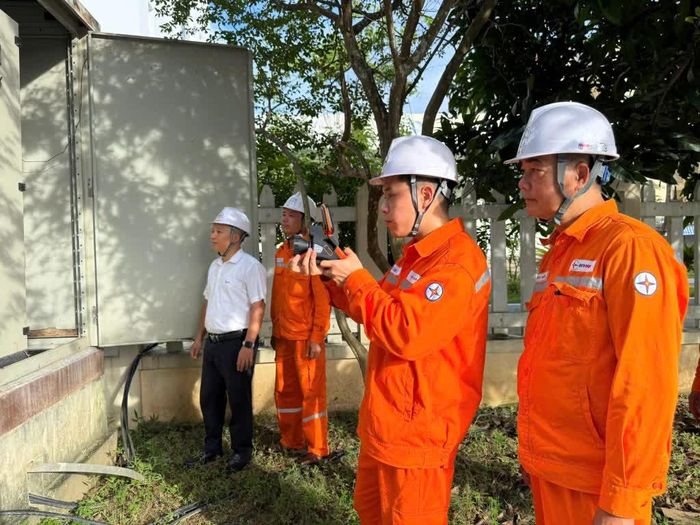 Điện lực Bằng Giang kiểm tra trạm biến áp, bảo đảm vận hành an toàn, ổn định phục vụ chương trình “Concert Cao Bằng - Non nước ngàn năm”.