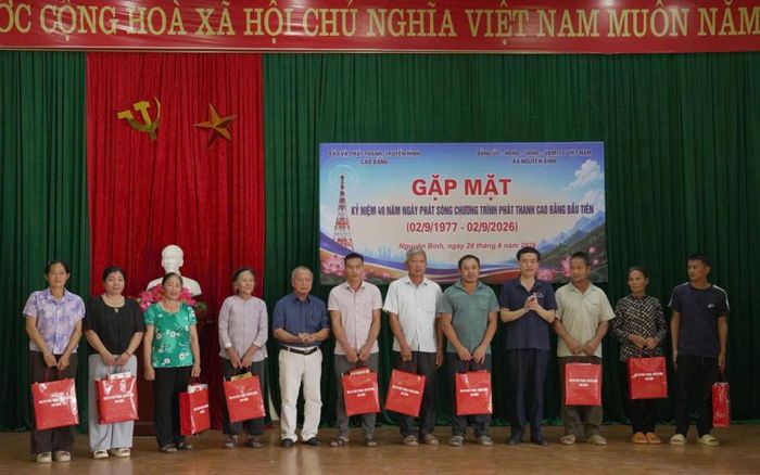 Nhân kỷ niệm 49 năm ngày phát sóng chương trình phát thanh đầu tiên (2/9/1977 - 2/9/2026), lãnh đạo Báo và Phát thanh, truyền hình Cao Bằng thăm, tặng quà tri ân các thế hệ cán bộ, viên chức và người dân từng giúp đỡ Đài tại xã Minh Thanh.