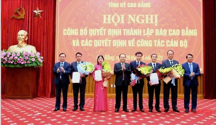 Năm 2025, Báo Cao Bằng và Đài Phát thanh - Truyền hình tỉnh hợp nhất, mở ra chặng đường phát triển mới của báo chí địa phương; tháng 12/2025, đổi tên thành Báo và Phát thanh, truyền hình Cao Bằng, đáp ứng yêu cầu thông tin trong thời kỳ mới.