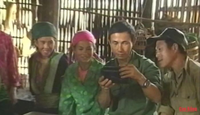 Từ những chiếc radio giản dị, người dân vùng cao được cập nhật thông tin và hiểu thêm về chủ trương, chính sách của Đảng, Nhà nước.