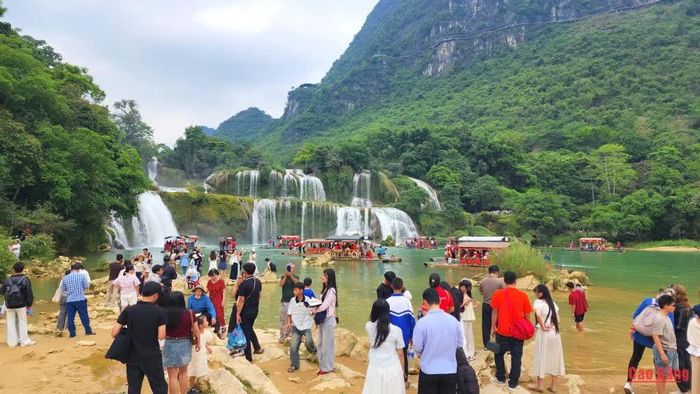 Khu du lịch thác Bản Giốc đón du khách trong dịp nghỉ lễ Quốc khánh 2/9.