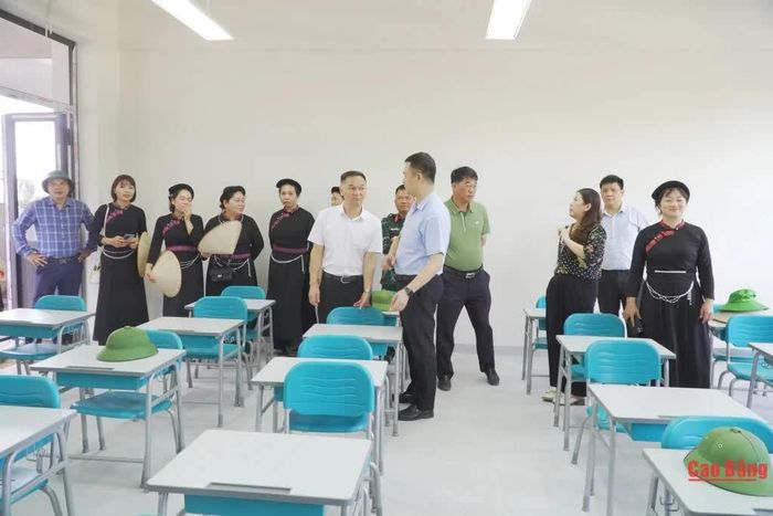 Đoàn kiểm tra điều kiện vận hành phòng học tại Trường Phổ thông nội trú Tiểu học và THCS Tổng Cọt.