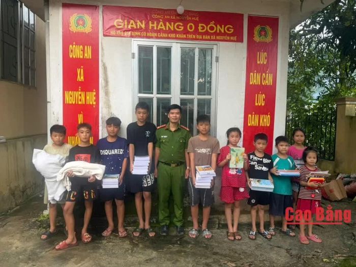 Công an xã Nguyễn Huệ tặng sách, vở, đồ dùng học tập cho học sinh hoàn cảnh khó khăn.