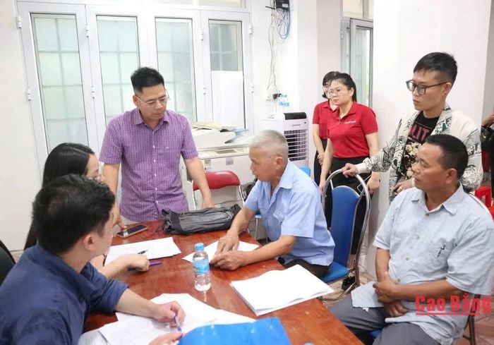 Chủ tịch UBND phường Tân Giang Nguyễn Minh Châu trực tiếp giải thích, tuyên truyền các chính sách về bồi thường, hỗ trợ và giải phóng mặt bằng cho người dân.