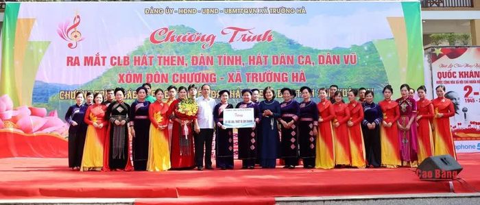 Lãnh đạo Sở Văn hóa, Thể thao và Du lịch tặng hoa, chúc mừng Câu lạc bộ hát Then, đàn tính, hát dân ca, dân vũ xóm Đôn Chương.