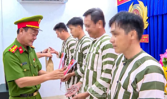 Ðại tá Nguyễn Văn Chiến, Giám thị Trại tạm giam số 2 (Công an tỉnh Cà Mau) trao quyết định đặc xá năm 2026 của Chủ tịch nước cho các phạm nhân.