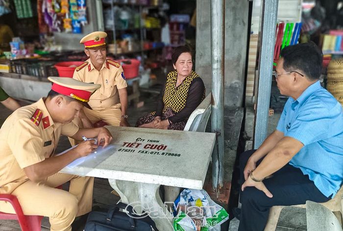 Cán bộ Trạm Cảnh sát đường thuỷ Ninh Quới kiểm tra việc chấp hành pháp luật đối với các bến thuỷ nội địa trên địa bàn quản lý.