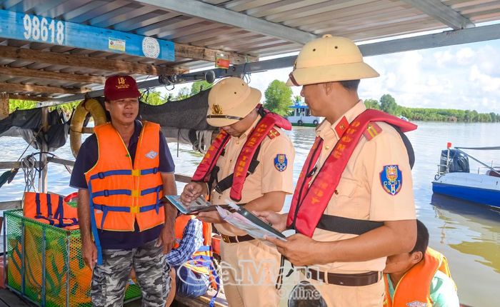 Cán bộ Trạm Cảnh sát đường thuỷ Thới Bình kiểm tra nồng độ cồn đối với người điều khiển phương tiện thuỷ.
