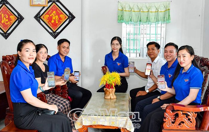 Chi bộ, chính quyền và Ban Công tác Mặt trận ấp Kinh Lớn (xã Cái Nước) đẩy mạnh ứng dụng công nghệ thông tin trong hoạt động.