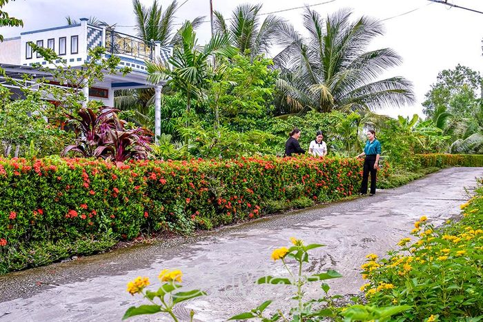 MTTQ xã Phú Tân tăng cường giám sát việc thực hiện các dự án hạ tầng, bảo vệ môi trường, góp phần xây dựng cảnh quan nông thôn mới xanh - sạch - đẹp.