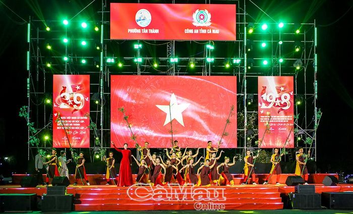 Tiết mục “Việt Nam kiêu hãnh”, sáng tác Đoàn Minh Quân, do Phương Thảo cùng nhóm bè và vũ đoàn biểu diễn.