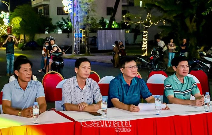 Đồng chí Trương Đăng Khoa, Uỷ viên Ban Thường vụ Tỉnh uỷ, Bí thư Đảng uỷ, Chủ tịch HĐND phường Tân Thành (bìa phải) theo dõi phúc khảo chương trình.