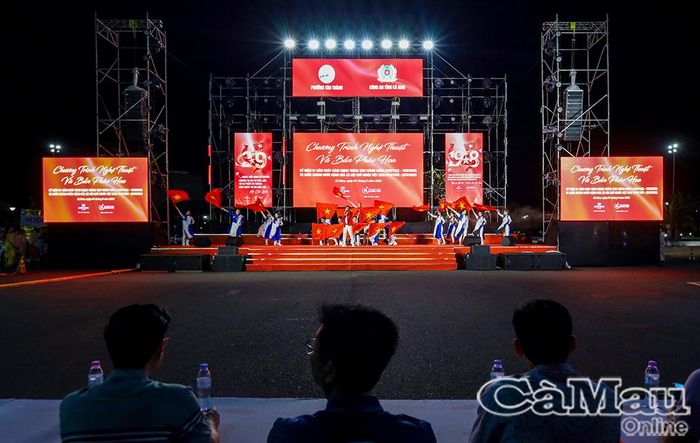 Ban tổ chức theo dõi, đánh giá tiết mục “Nam Bộ kháng chiến” tại buổi phúc khảo.