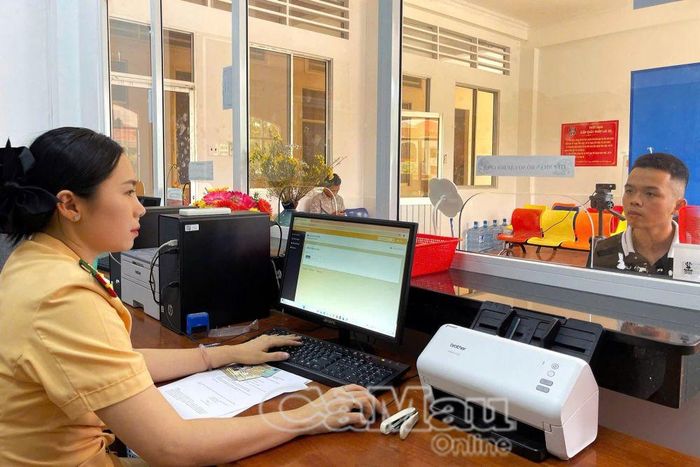 Cán bộ Phòng CSGT tiếp nhận, giải quyết thủ tục cấp đổi GPLX trong ngày cho người dân.