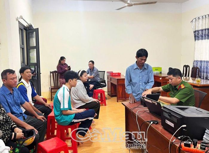 Nhiều người dân đến Công an xã Phước Long làm thủ tục cấp căn cước, định danh điện tử dịp Lễ 2/9.