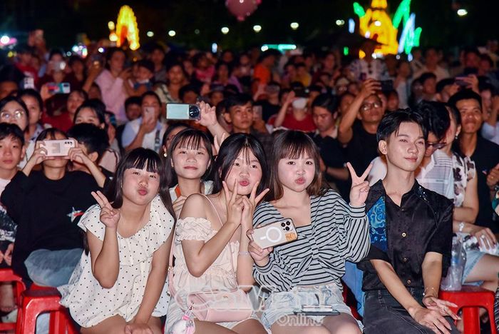 Đông đảo du khách, các bạn trẻ có mặt tại đêm trình diễn hoa đăng khinh khí cầu để lưu giữ những khoảnh khắc ấn tượng.
