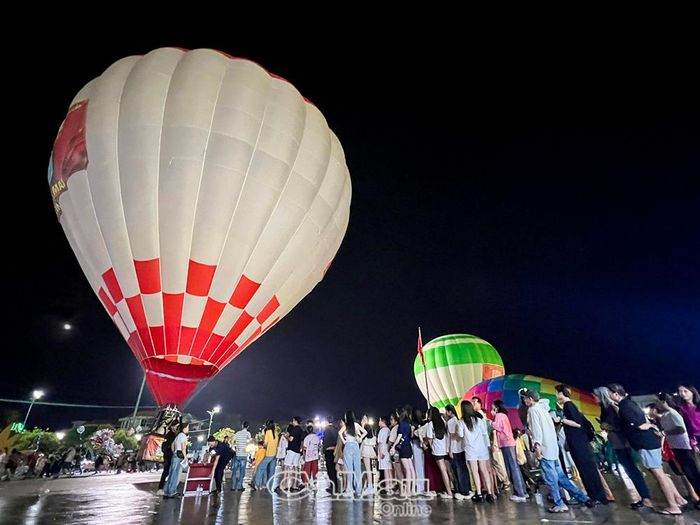 Dù diễn ra trong cơn mưa nhẹ, nhưng rất đông người vẫn kiên nhẫn chờ đợi được bay thử khinh khí cầu.