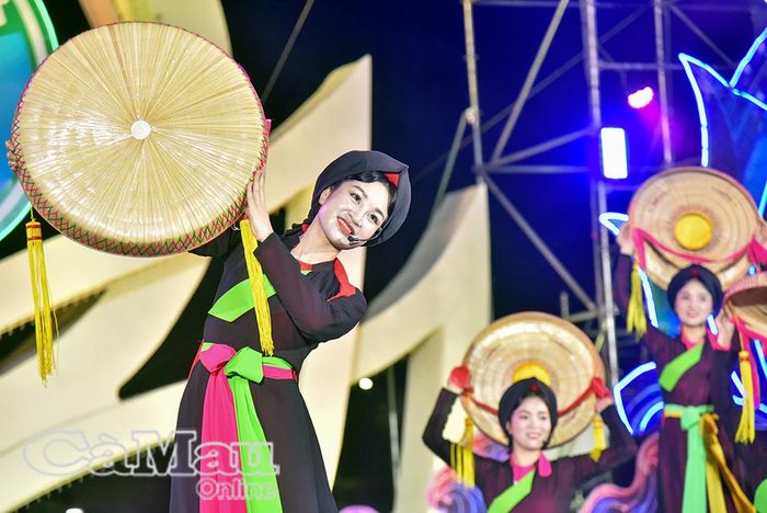 Tại đêm diễn còn có các tiết mục văn nghệ đặc sắc của các tỉnh, thành phố tham gia “Không gian trưng bày các miền di sản Việt Nam”.