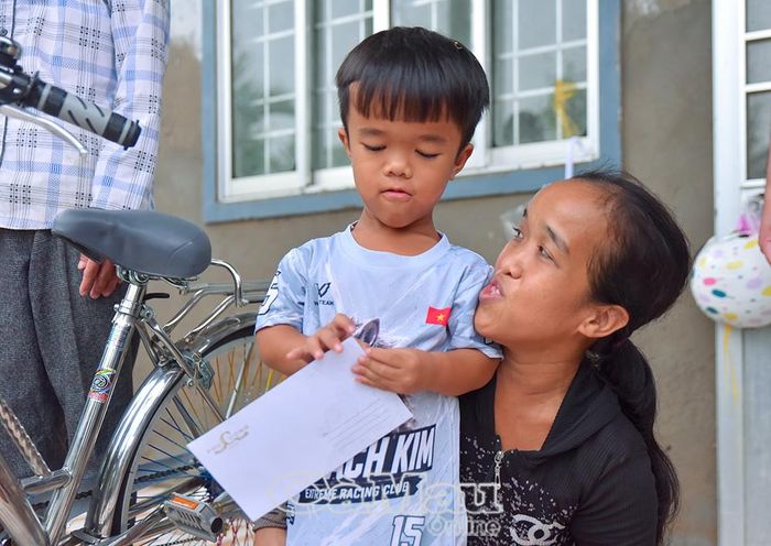 Chị Trần Thị Mỹ Hạnh và con, em Nguyễn Văn Vi đều mang những di chứng ảnh hưởng bởi chất độc hóa học.