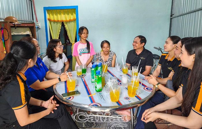  Em Nguyễn Kiều Trân, Ấp 2, xã Thới Bình, chia sẻ về hoàn cảnh gia đình.